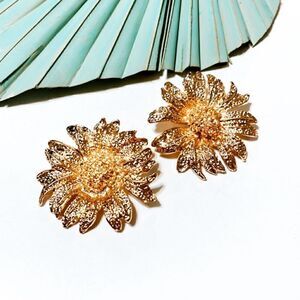 Gold sunflower stud earrings S247